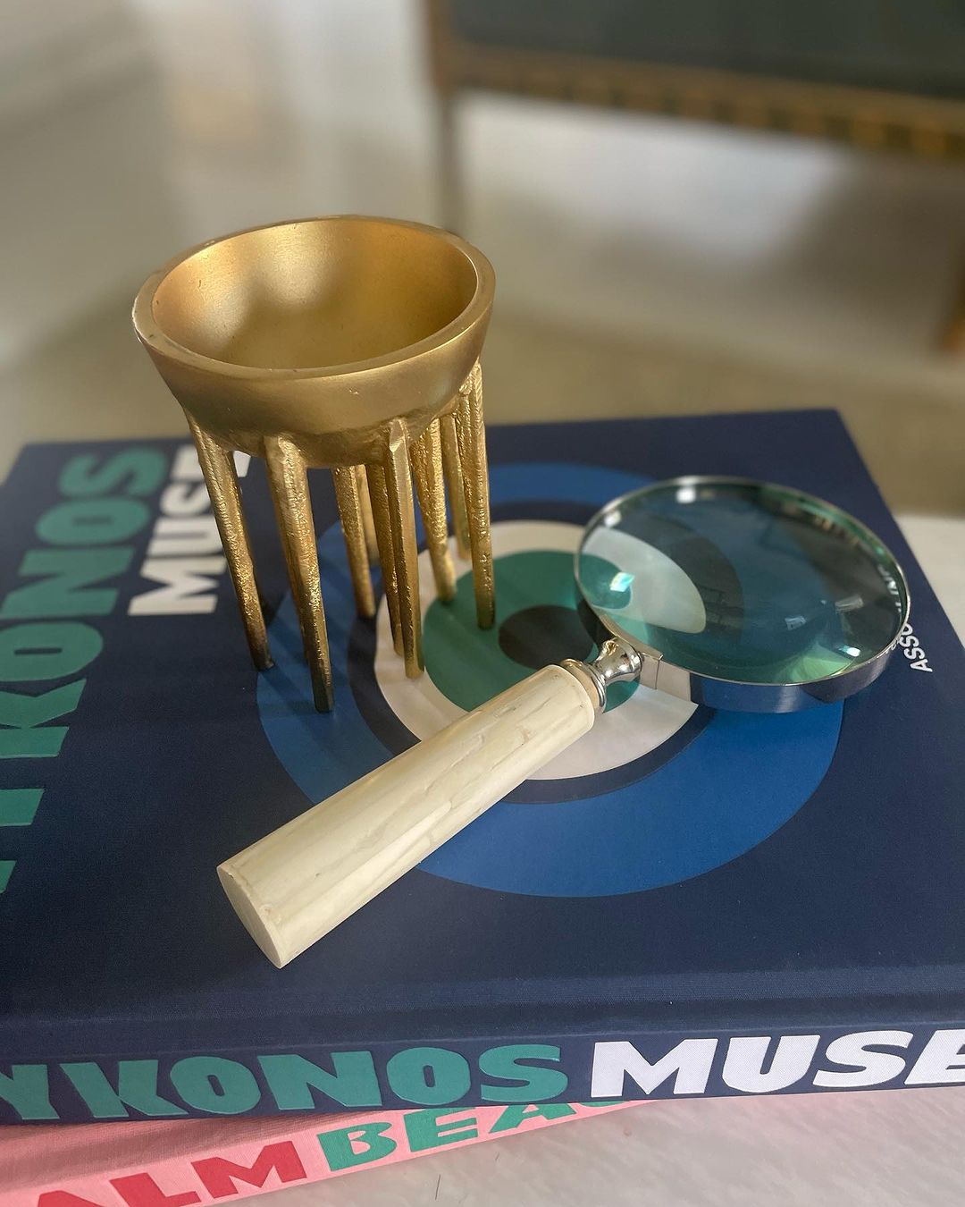 Magnifying Glass - White Flat Base
